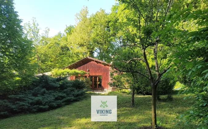 Maison d’architecte en bois dans un écrin de verdure