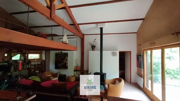 Maison d’architecte en bois dans un écrin de verdure