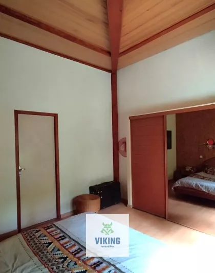 Maison d’architecte en bois dans un écrin de verdure